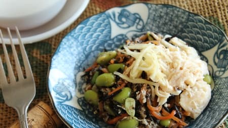 【実食】ファミマ「枝豆とひじきの生姜風味鶏サラダ」88kcal 糖質4.5g すきっとさわやかなジンジャーで暑い日にうれしい