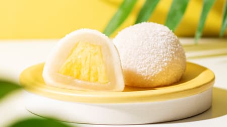 Kameya Mannendo "Sweet Ripe King Pineapple Daifuku" - a tropical treat with mellow sweetness and aroma of pineapple and coconut powder!