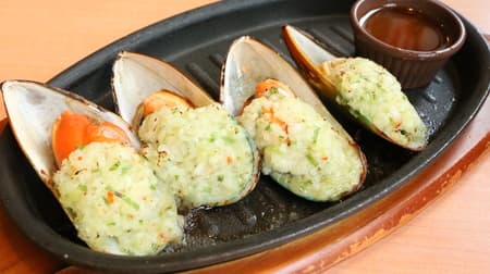Saizeriya's "Garlic Grilled Mussels" are plump and thick! Served with a rich garum sauce.