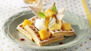 Ripe pineapple and mango waffles are now available at the tea and waffle shop "Mother Leaf"!