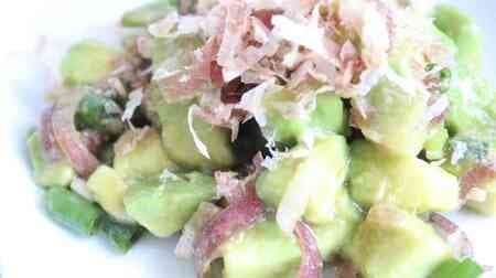 Easy "Avocado and Myoga with Olive Oil and Soy Sauce" Recipe! Flavorful with shaved bonito flakes and small green onions