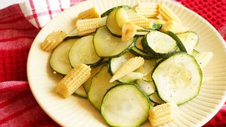 Easy recipe for Stir-Fried Zucchini and Young Corn with Garlic! Simple salt and pepper seasoning