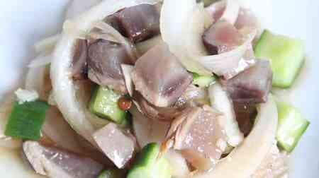 Recipe for spicy onion and bonito salad! Crunchy onions and cucumbers with the flavor of bonito and spicy soy bean sauce
