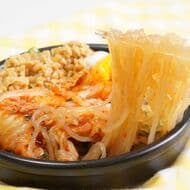 「しらたきのキムチ冷麺風」簡単レシピ！オクラ・納豆・温泉卵・ごま油などで食感＆風味豊かに