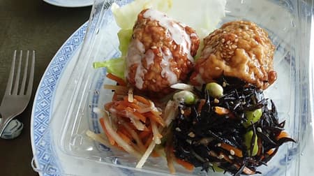 7-ELEVEN's "Tofu Tsukune Salad with Protein" (169kcal, 7.3g carbohydrate) is a hearty side dish salad!
