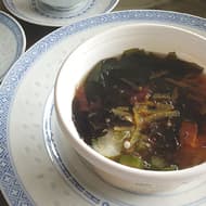 【実食】ファミマ「沖縄県産もずくとオクラの和風スープ」69kcal 糖質6.6g とろみのあるスープで海藻と春雨をちゅるんと楽しむ一杯