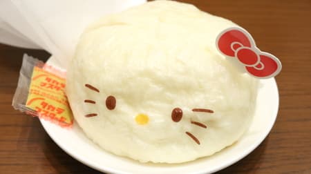 Hello Kitty Sannomiya Consolidation Pork Buns" at Sanrio Cafe in Ikebukuro, Tokyo, also available for To go! Kobe's soul food transformed into a kitty design!