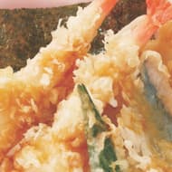 和食さと “半額天丼” 海老2尾・アジ・野菜など米粉入りの衣で揚げたテイクアウトメニュー