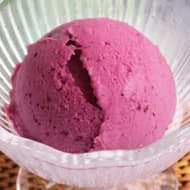 オーケー オリジナルアイス「ブルーベリー」果肉・果汁率43％ さわやかな甘さのジェラート