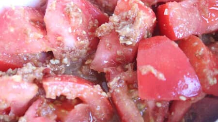 「トマトのごまおかかサラダ」レシピ！ごまの香ばしさ・削り節のうまみがトマトの甘酸っぱさを引き立てる