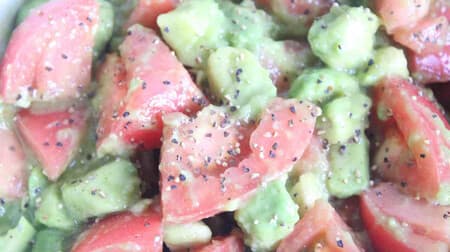 Marinated Avocado and Tomato Recipe! Vinegar enhances the sweetness of the tomatoes and the richness of the avocado.