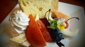 Delivering a chiffon cake full of fruits from the cafe "Kikosato"