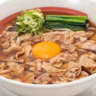 幸楽苑「月見らーめん」麺が見えない量の豚バラと月のような卵黄 醤油スープと中太麺で！