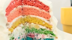 これが“宇宙の味”？7色に輝く原宿「宇宙かふぇ」の虹色パンケーキ