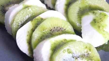 Caprese with Kiwi and Mozzarella Cheese Recipe! Easy snack with basil sauce to bring out the sweetness of kiwi