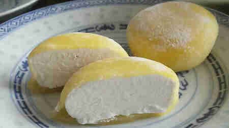 Lotte "Yukimi-dakufuku (Autumn Limited Otsukimi)": Vanilla ice cream inside a golden rice cake that looks like a full moon!