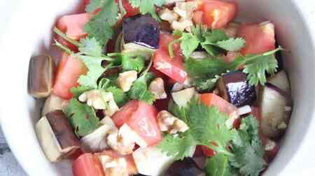 Recipe for "Eggplant and Tomato Garlic Salad!" Rich and savory walnuts and pak choi add a fresh aroma!