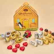 カファレル「Suicaのペンギンおうち缶」グランスタ東京店限定！三角屋根の家形缶に旅に出るSuicaのペンギンをデザイン
