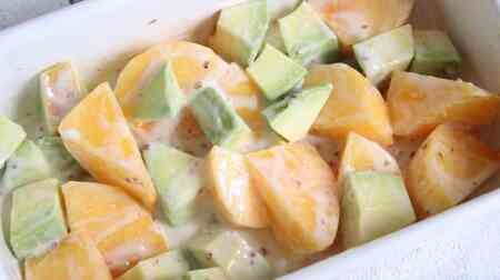 Recipe for Persimmon and Avocado Yogurt Salad! Melt-in-your-mouth texture with a hint of mustard