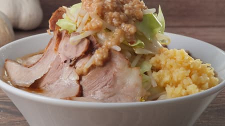 魁力屋「にんにく背脂醤油ラーメン」もちもち中太麺とモヤシ・キャベツを醤油ベースの鶏ガラスープで！