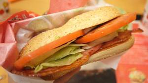 【実食】“ハンバーガーとは何か”を考えさせられる、マック「BLT モッツァレラ＆バジル」