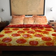 「もう食べれないよむにゃむにゃ...」寝てるだけでお腹いっぱいになりそうな Pizza Bed