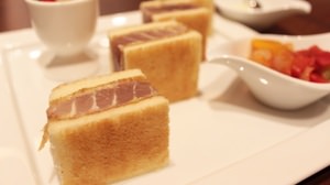 This is the first time for such a serious "tuna sandwich" ...! Fujiya Hotel's "Toast Specialty Store" at Haneda Airport
