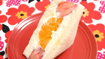 LAWSON "Small Happy Fruit Sandwich - Strawberries & Mandarin Oranges" is filled with a variety of ingredients! A luxurious sandwich that does not disappoint!