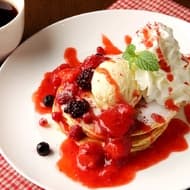 クア・アイナ「トリプルベリーパンケーキ」復刻！日本上陸25周年キャンペーン 3種のベリーを散りばめた色鮮やかなパンケーキ