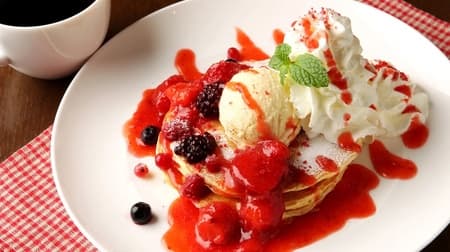 Kua Aina's "Triple Berry Pancakes" are back! Campaign for the 25th anniversary of Kua Aina's arrival in Japan: colorful pancakes with three kinds of berries sprinkled on top.