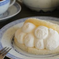 【実食】ローソン「クリームのトリコ！クリームもりもり」ふわふわスフレケーキにミルク豊かなクリームたっぷり！