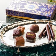 “DEMELヴァレンタイン2023” オレンジピールのチョコなどが華やかなパッケージに入った「ショコラセレクション」