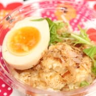 7-Eleven's "Japanese-style Potato and Salad with Half-boiled Eggs" with a hint of bonito flavor! A cup deli with a fun texture!