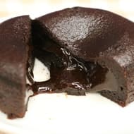 【実食】成城石井「フォンダンショコラ」レンチンでトロッとあふれるチョコソースがたまらない！カカオ分58%フランス産チョコレート使用