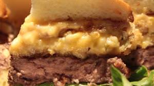 あふれる肉汁、とろけるチーズ…！ハードロックカフェ「世界のご当地バーガー」がウマすぎる