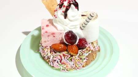【実食】スタバ 新作フード「ミックスパフェケーキ」心躍る可愛さ！ホイップ・チョコスティック・パイ・マシュマロ・クランベリーなどトッピングたっぷり