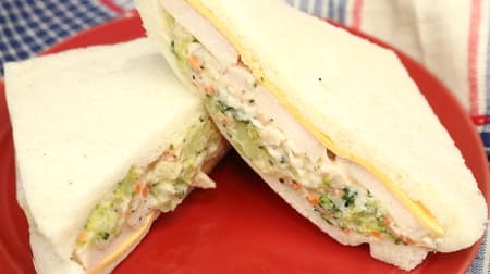 7-ELEVEN's "Chicken Salad Sandwich with Protein" Salad Chicken and Cheddar Cheese! Topped with broccoli salad 23.9g protein