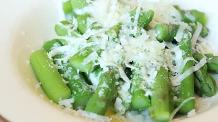 Saizeriya's Seasonal "Warm Asparagus Salad" with juicy asparagus and flavorful pecorino cheese! Mixed with flavorful pecorino cheese.