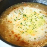 【実食】サイゼリヤ「たまねぎのズッパ」野菜たっぷり！もちもちチーズ イタリア風オニオングラタンスープ