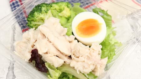 7-ELEVEN's "Protein-Packed Chicken Meat Salad" attracts the attention of muscle people! 18.4g protein, 3.0g carbohydrate, 143kcal calories, moist chicken meat