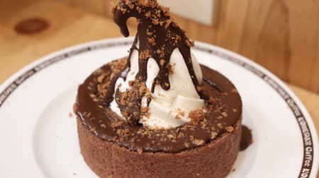 Komeda Coffee Shop "Cronège Black Mont Blanc" Cocoa Baumkuchen and chocolate sauce are a perfect match! A perfect dish to accompany your coffee!