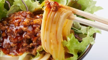 Marugame Seimen "Spicy Tangy Salad Udon" and "Sesame Sauce Salad Udon "The first two types of salad udon! Crunchy vegetables, tantalizing meat miso, and rich sesame dressing are mixed with cold udon noodles!