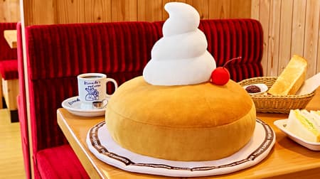 The prize in the Ichiban Kuji Lottery "Coffee Shop Komeda Coffee Shop" is "Shironoir Mottochiru Plushie"! Size: approx. 40cm, with a soft plushie fabric that is very comfortable to the touch.