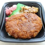 【実食】ローソン「THE500円丼（コロッケ＆豚焼肉）」でっかい濃い味コロッケが主役 1食794kcalのワンコイン弁当！関東限定