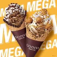 ゴディバ「メガパフェ チョコレート」「メガパフェ キャラメル」約1.6倍のメガサイズソフトクリーム！チョコクランチやポップコーンなど贅沢なトッピング