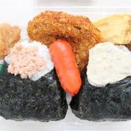 LAWSON 397 yen "Onigiri Okazu Set (Salmon, Sea Chicken Mayonnaise)" is too cosy! 2 rice balls made with domestic rice and 6 side dishes including croquette, fried chicken, hamburger steak, etc. 544kcal/meal