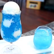 No.13cafe, Shinjuku: "Full Cream Soda" - The blue sky is filled in the glass! A soothing blue drink that will make your heart skip a beat!