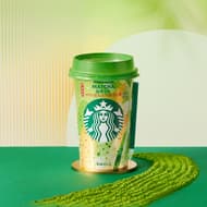 Starbucks' new chilled cup "Starbucks Green Tea Latte with Slightly Roasted Green Tea" uses the largest amount of Uji green tea and creamy milk ever, with a hint of roasted green tea.