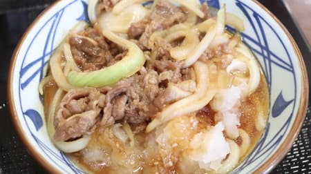Marugame Seimen "Oni Oroshi Meat Bukkake Udon" with crispy onions and beef! Match it with fresh Oni Oroshi (grated onion).