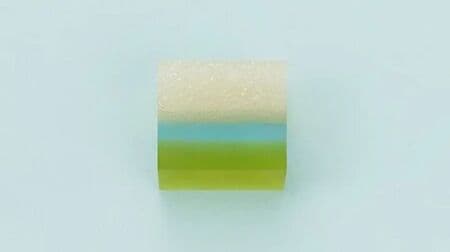 とらや琥珀製「沖の空」海の日にちなんで ― 緑と青の琥珀羹にレモン入り道明寺羹を重ねた和菓子 沖に広がる夏の情景をイメージ